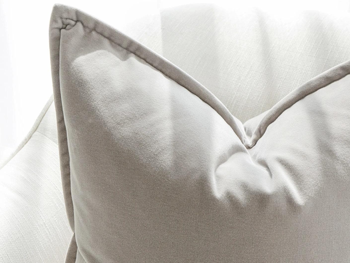 Alessandra Klimt single - indoor in beige, shown in a lifestyle close-up as image 1