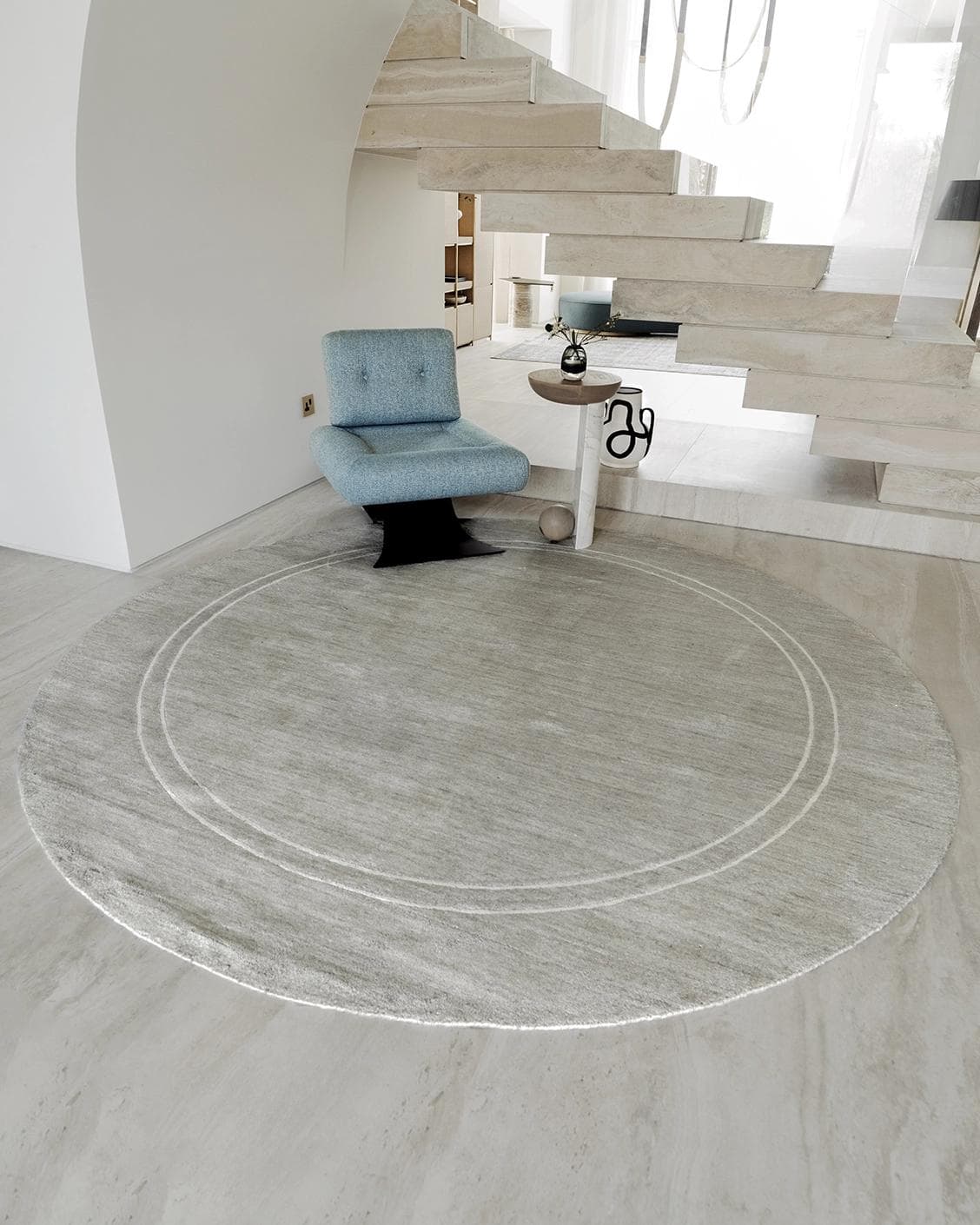 Colin Alba Round carpet in white and grey, shown in a lifestyle front view
