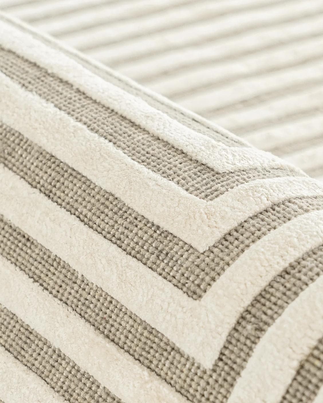 Harf Noon Sandy Round carpet in beige and ivory, shown in a product close-up as image 5