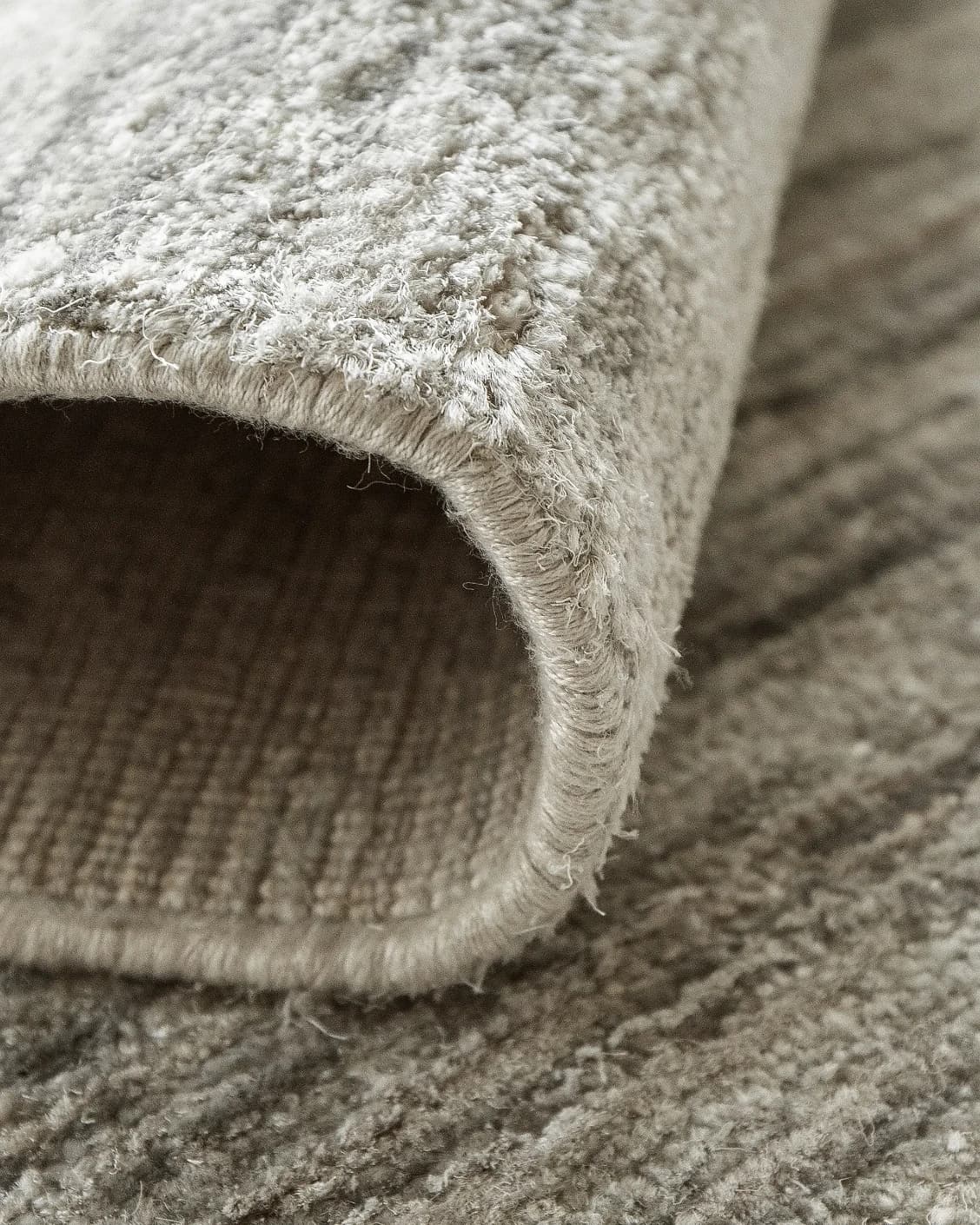Beatrice Dune 02 Runners carpet in dune and grey, shown in a product close-up as image 7