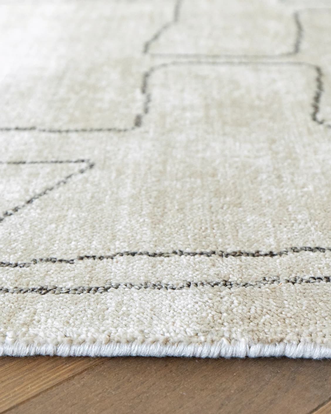 Caleb Ebony Round carpet in ebony, pearl and grey, shown in a product close-up as image 8