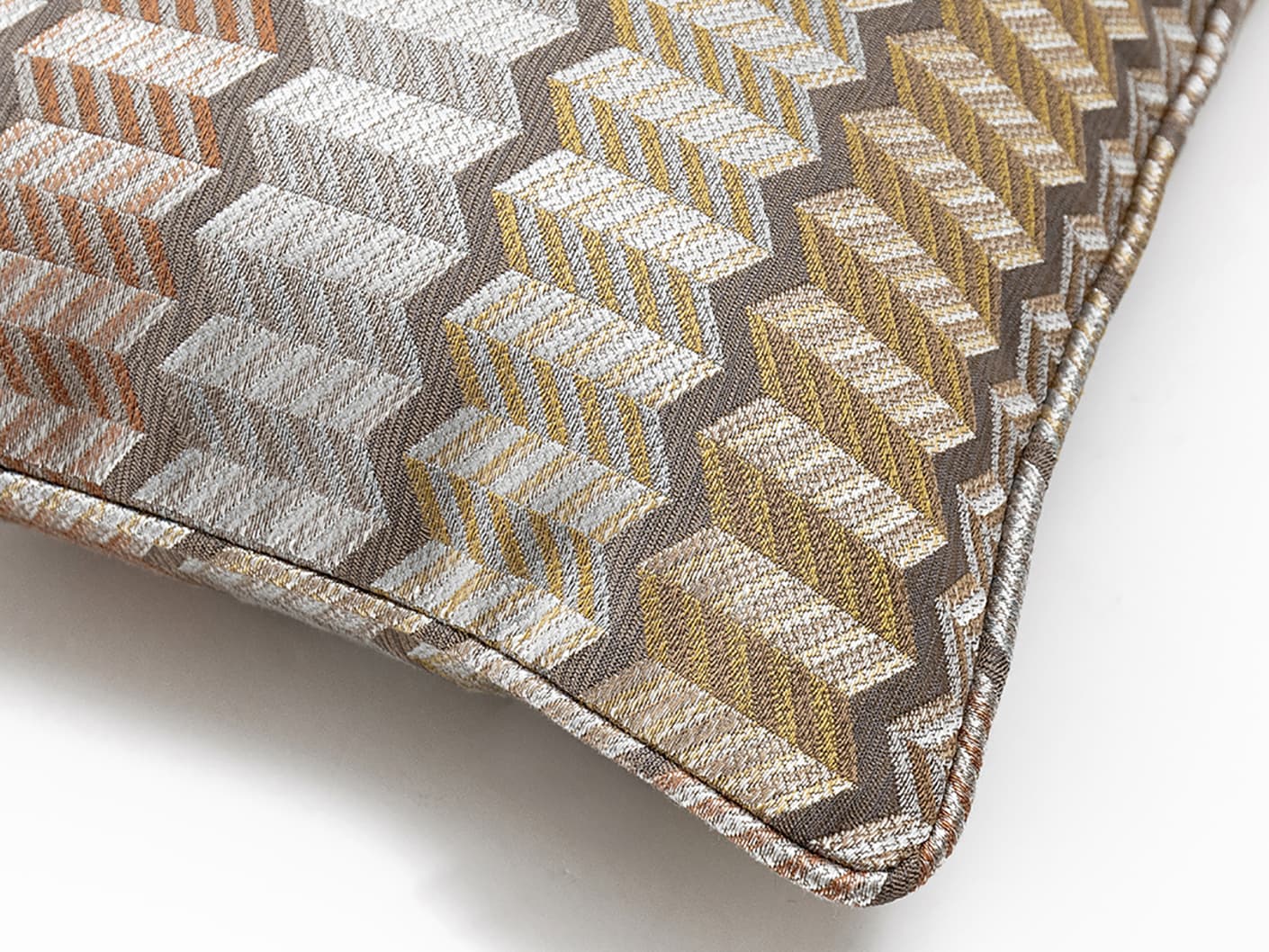 cecilia-hodler-ii-cushion-multicolour-lifestyle-closeup-view-4x3-id-ar108703-v2