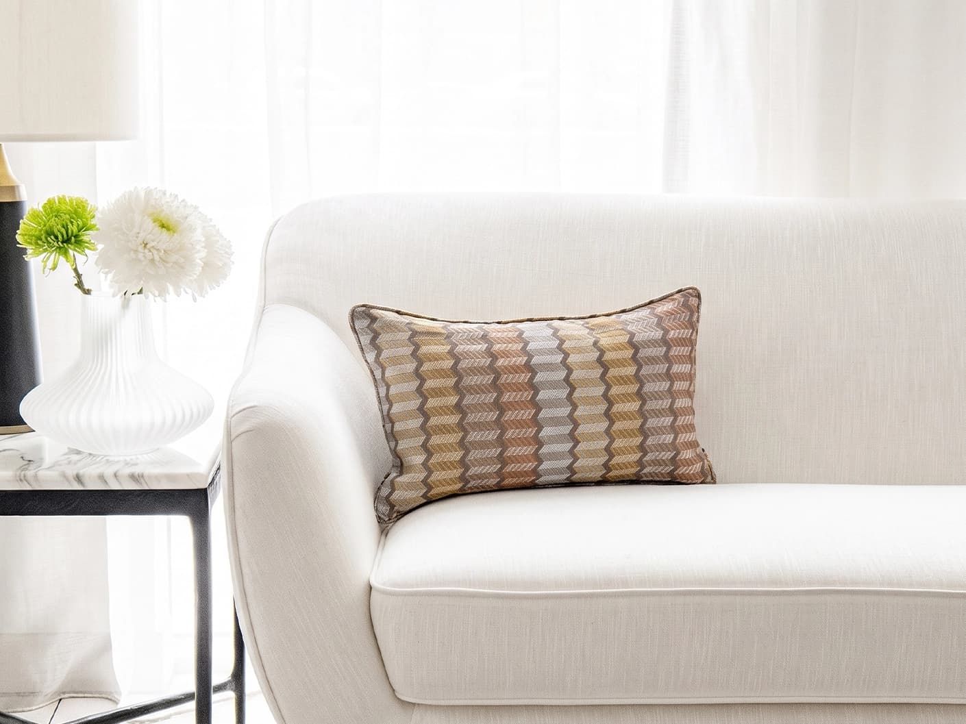 cecilia-hodler-ii-cushion-multicolour-lifestyle-front-view-4x3-id-ar108646-v2.