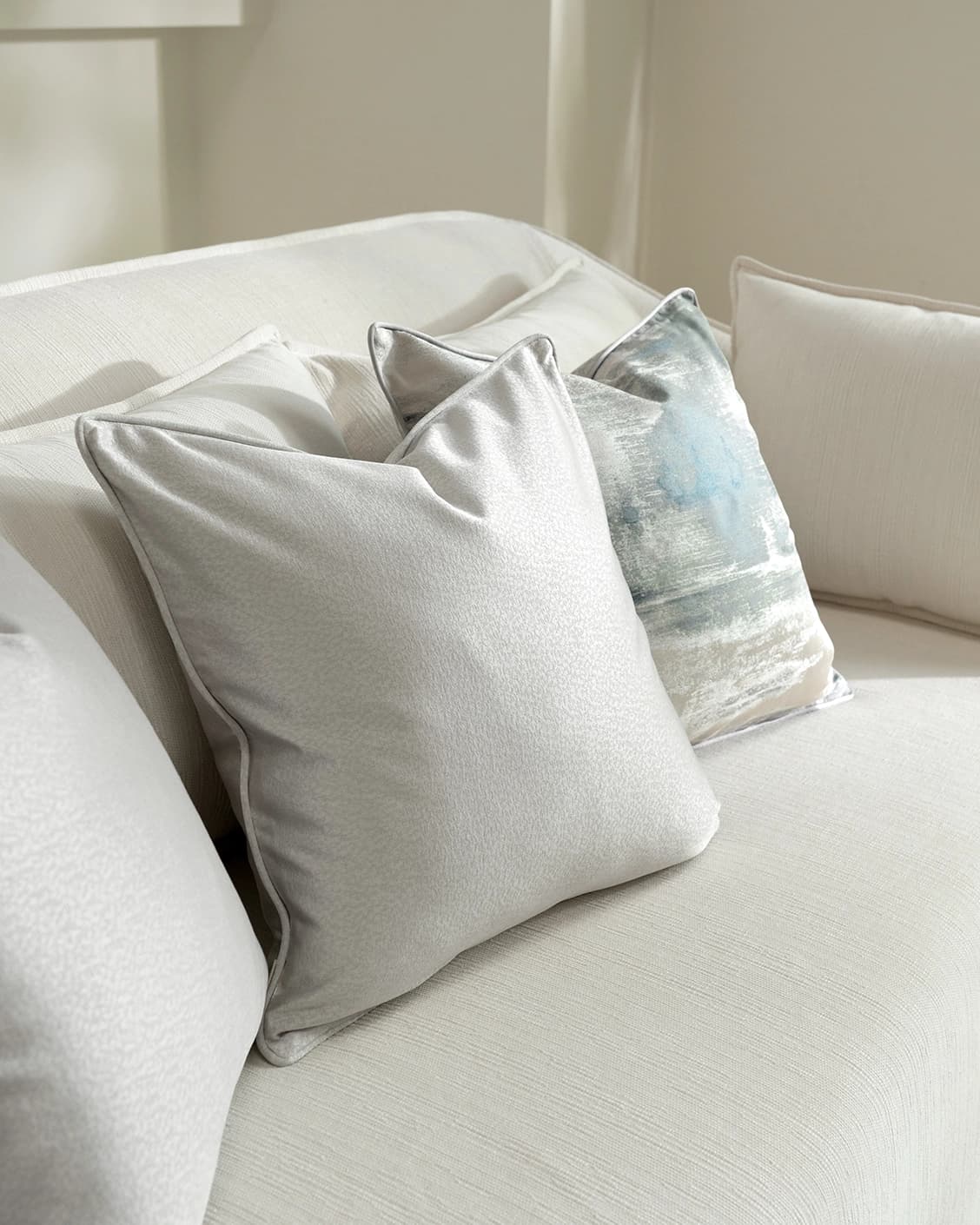 celia-bundle-blue-silver-lifestyle-front-view-cushion-id-dsc02873.webp