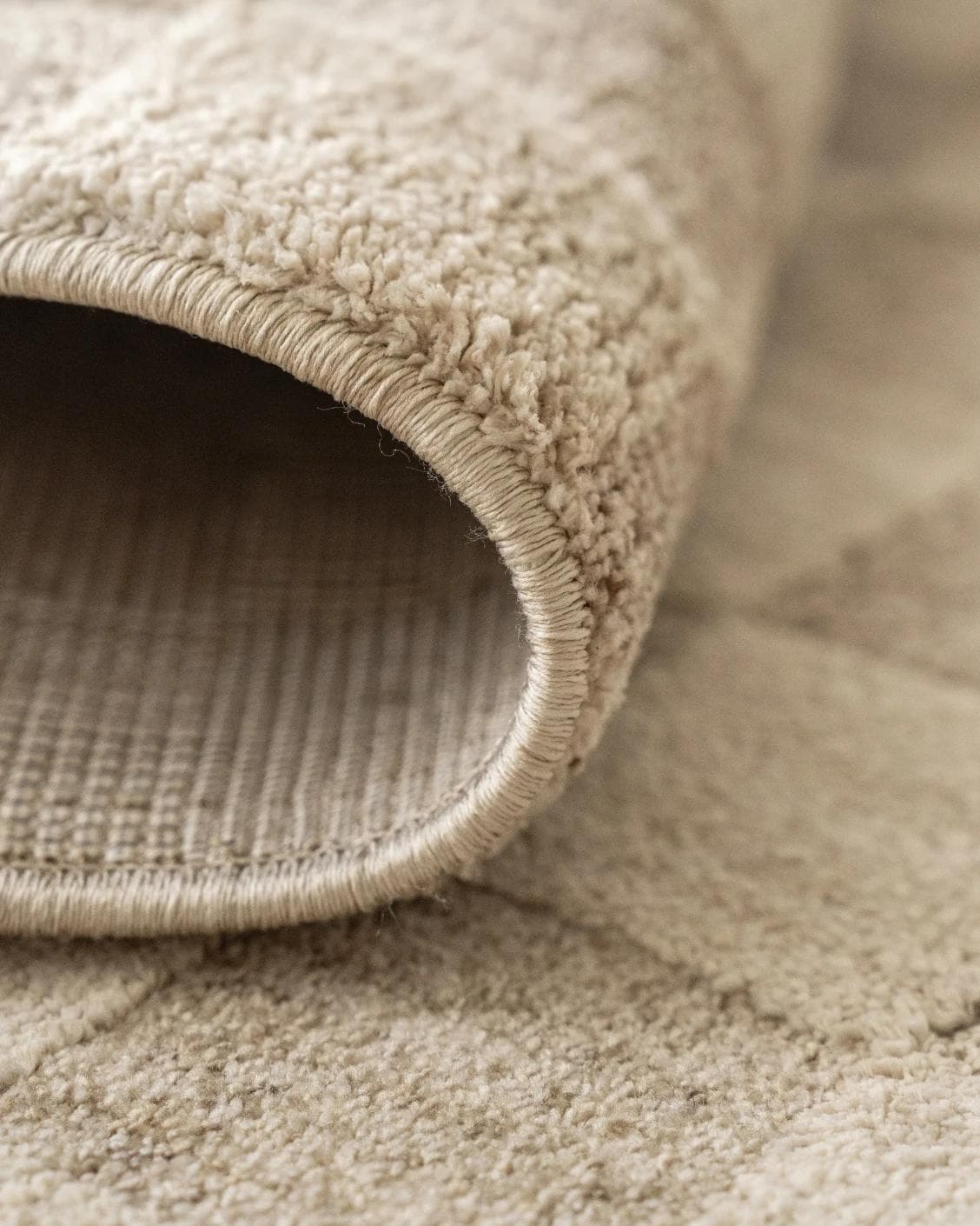 Cindy Dune Round carpet in taupe and beige, shown in a product close-up as image 10