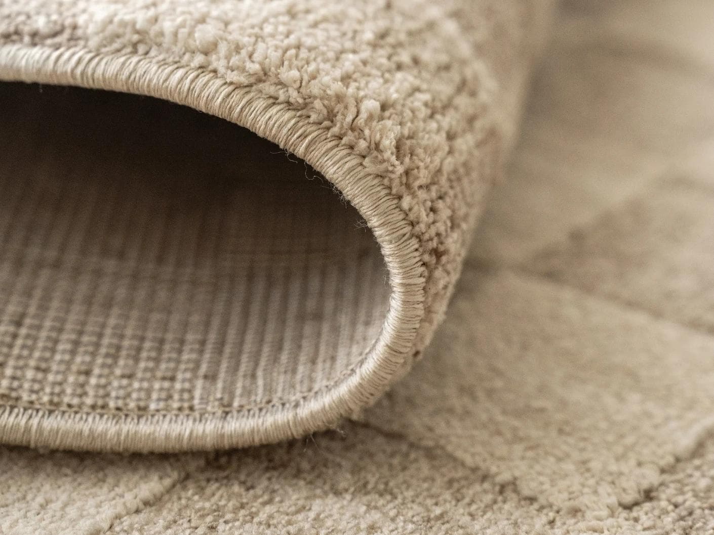 Cindy Dune Round carpet in taupe and beige, shown in a product close-up as image 10