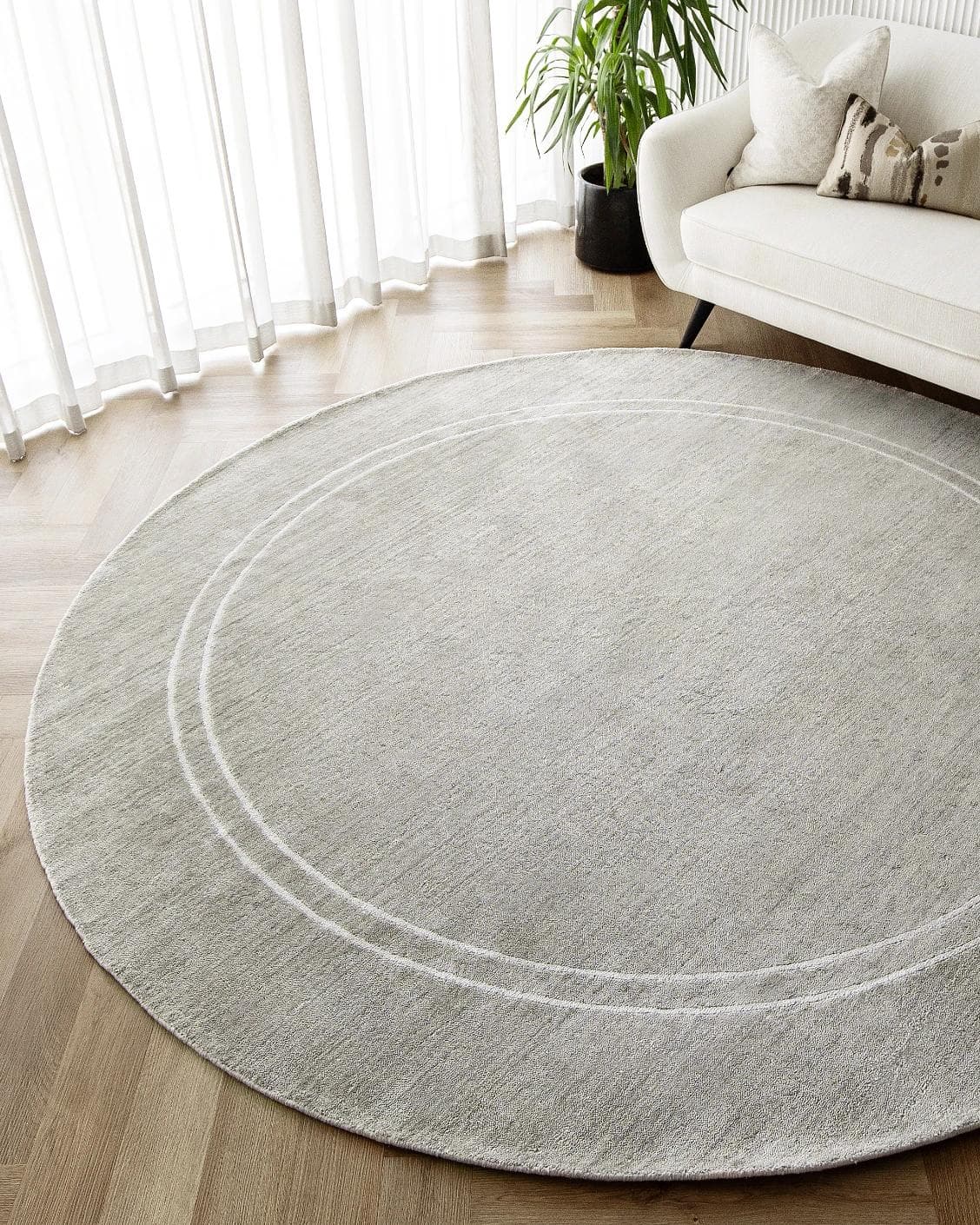 Colin Alba Round carpet in white and grey, shown in a lifestyle front view as image 5