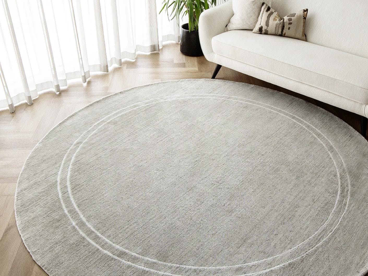 Colin Alba Round carpet in white and grey, shown in a lifestyle front view as image 5