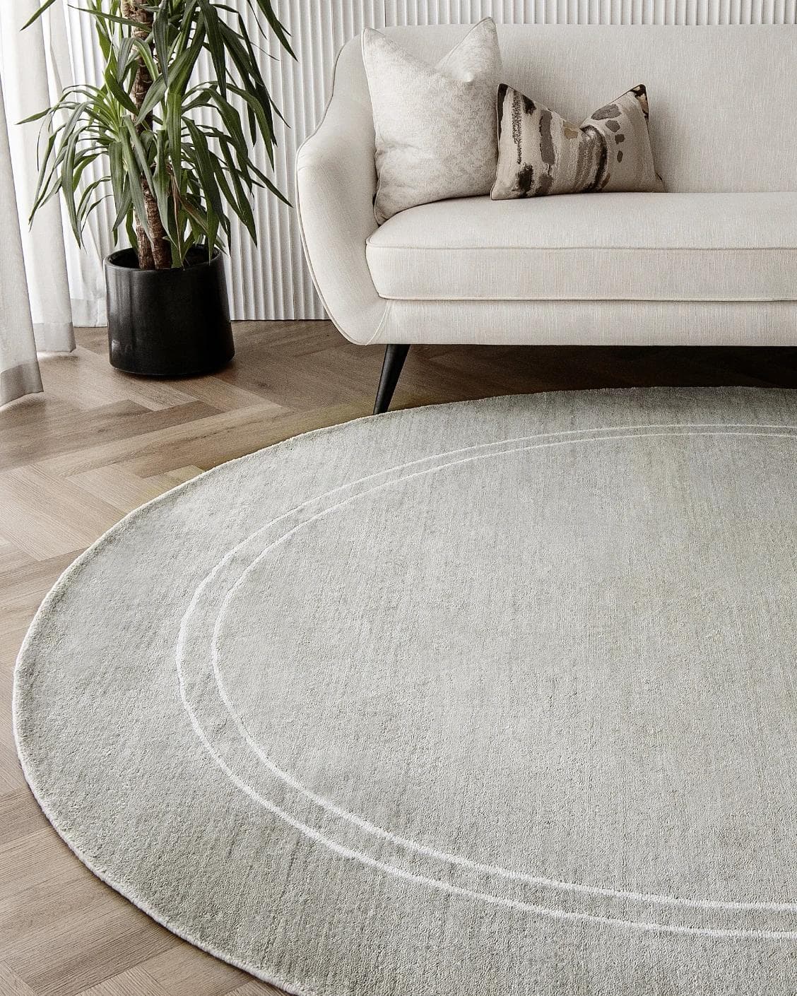 Colin Alba Round carpet in white and grey, shown in a lifestyle front view as image 6