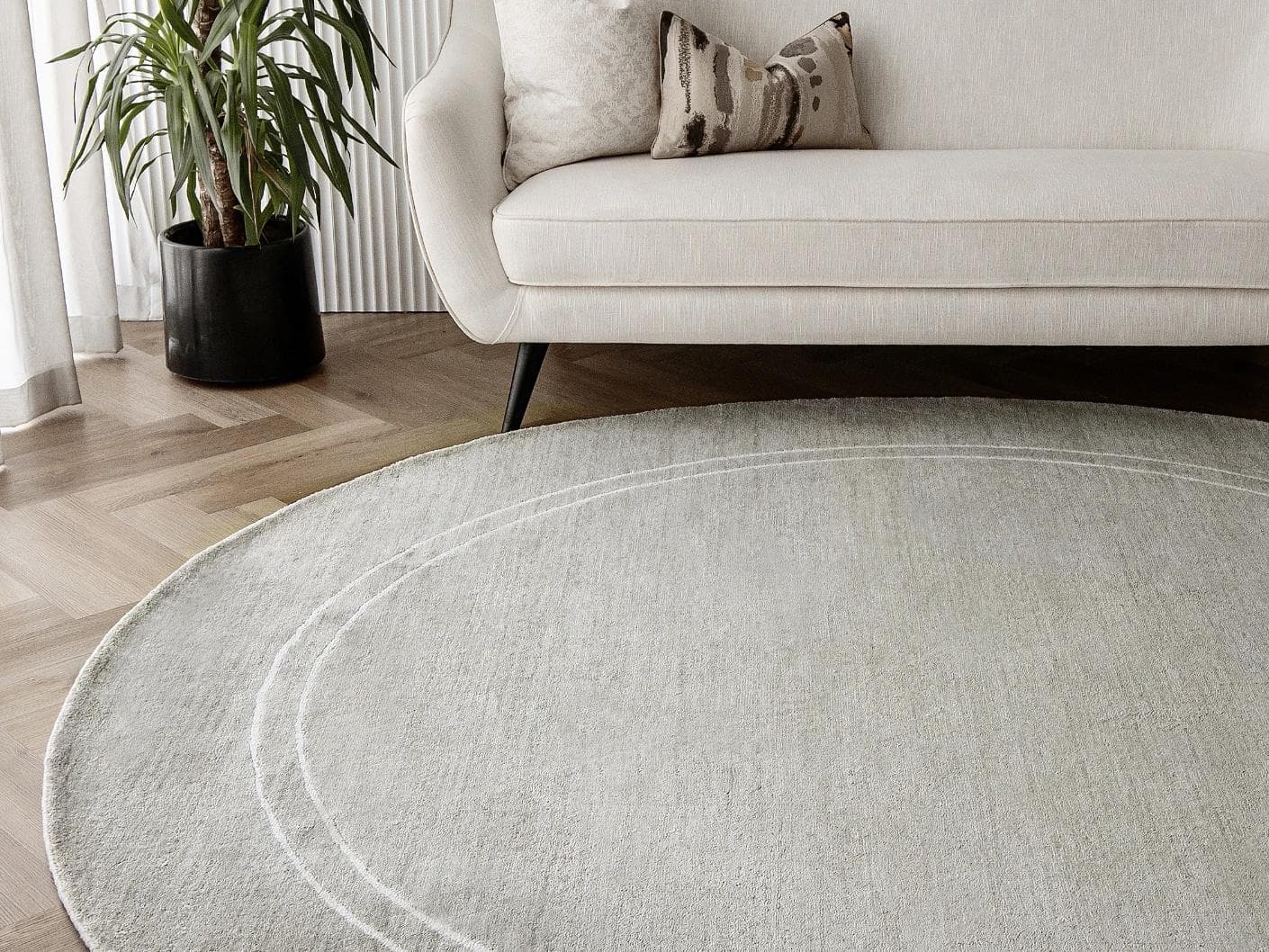 Colin Alba Round carpet in white and grey, shown in a lifestyle front view as image 6