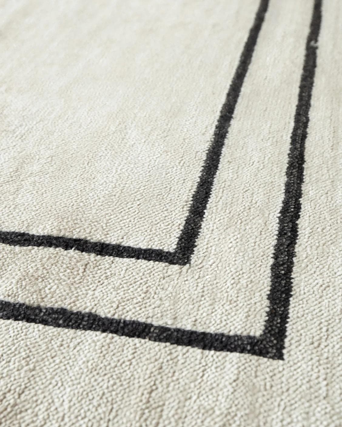 Colin Bianca Round carpet in white, black and pearl, shown in a product close-up front view as image 7