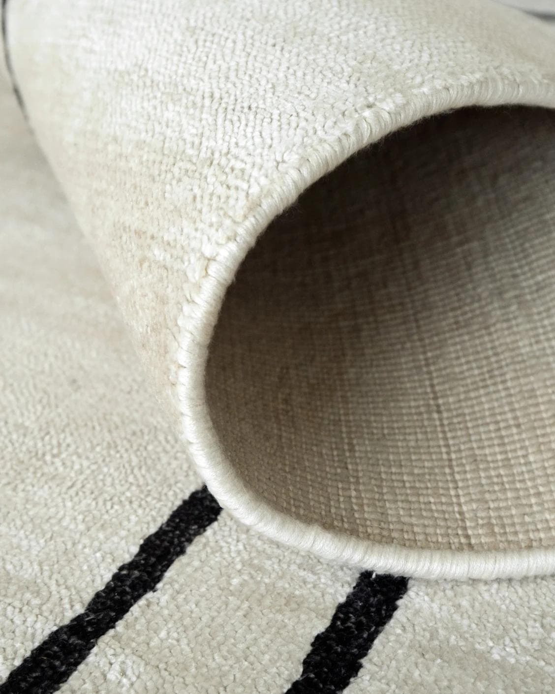 Colin Bianca Round carpet in white, black and pearl, shown in a product close-up front view as image 8