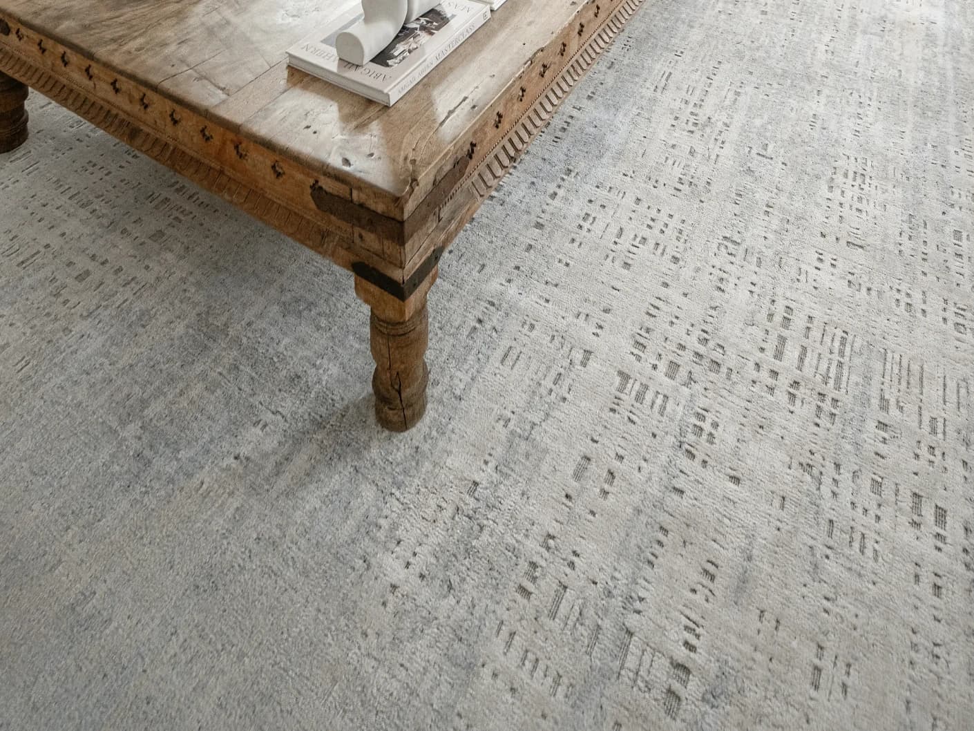 Eh Dillan Ocean Round carpet in blue, shown in a lifestyle right view as image 5