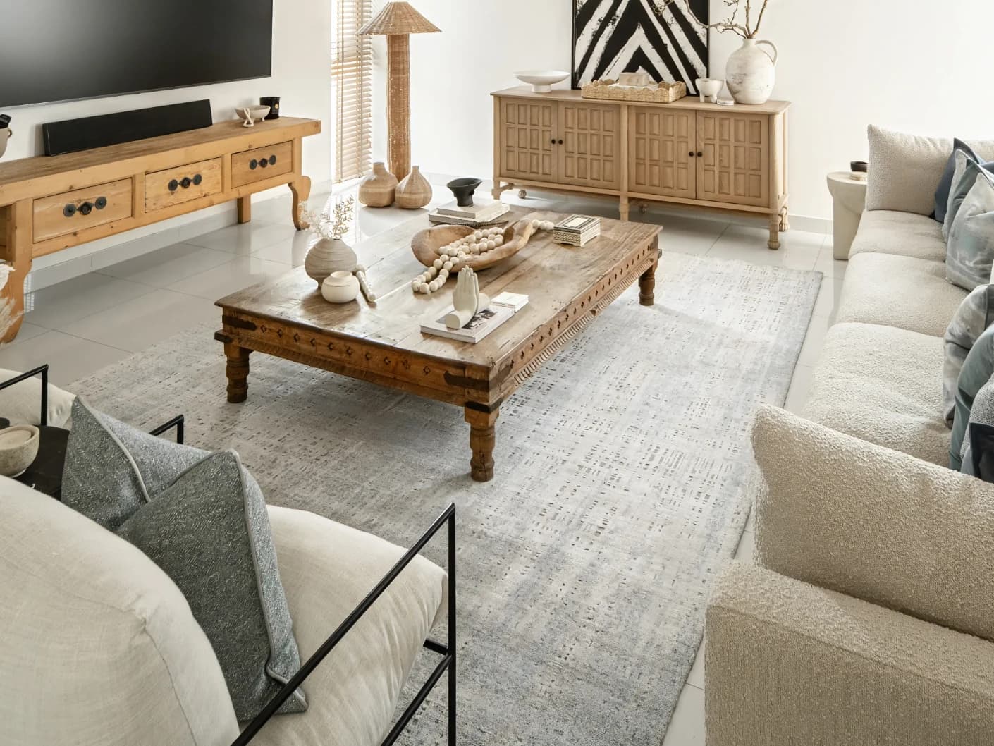 Eh Dillan Ocean Round carpet in blue, shown in a lifestyle close-up as image 4