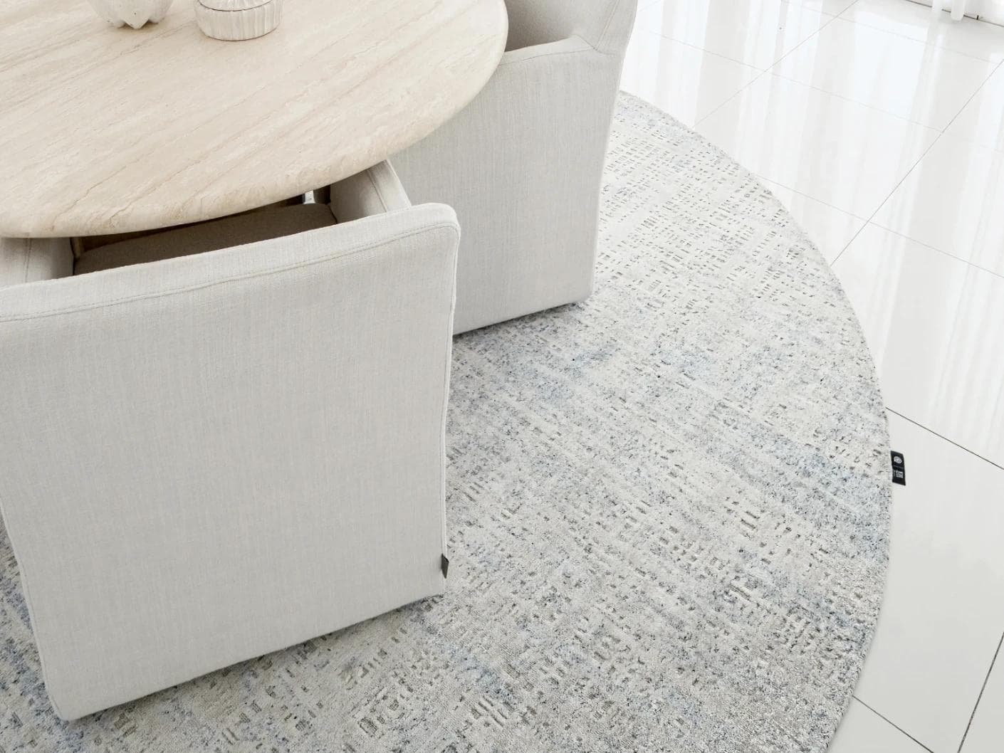 Eh Dillan Ocean Round carpet in blue, shown in a lifestyle close-up as image 4