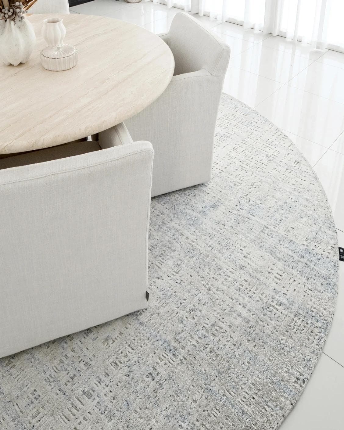 Eh Dillan Ocean Round carpet in blue, shown in a lifestyle close-up as image 4