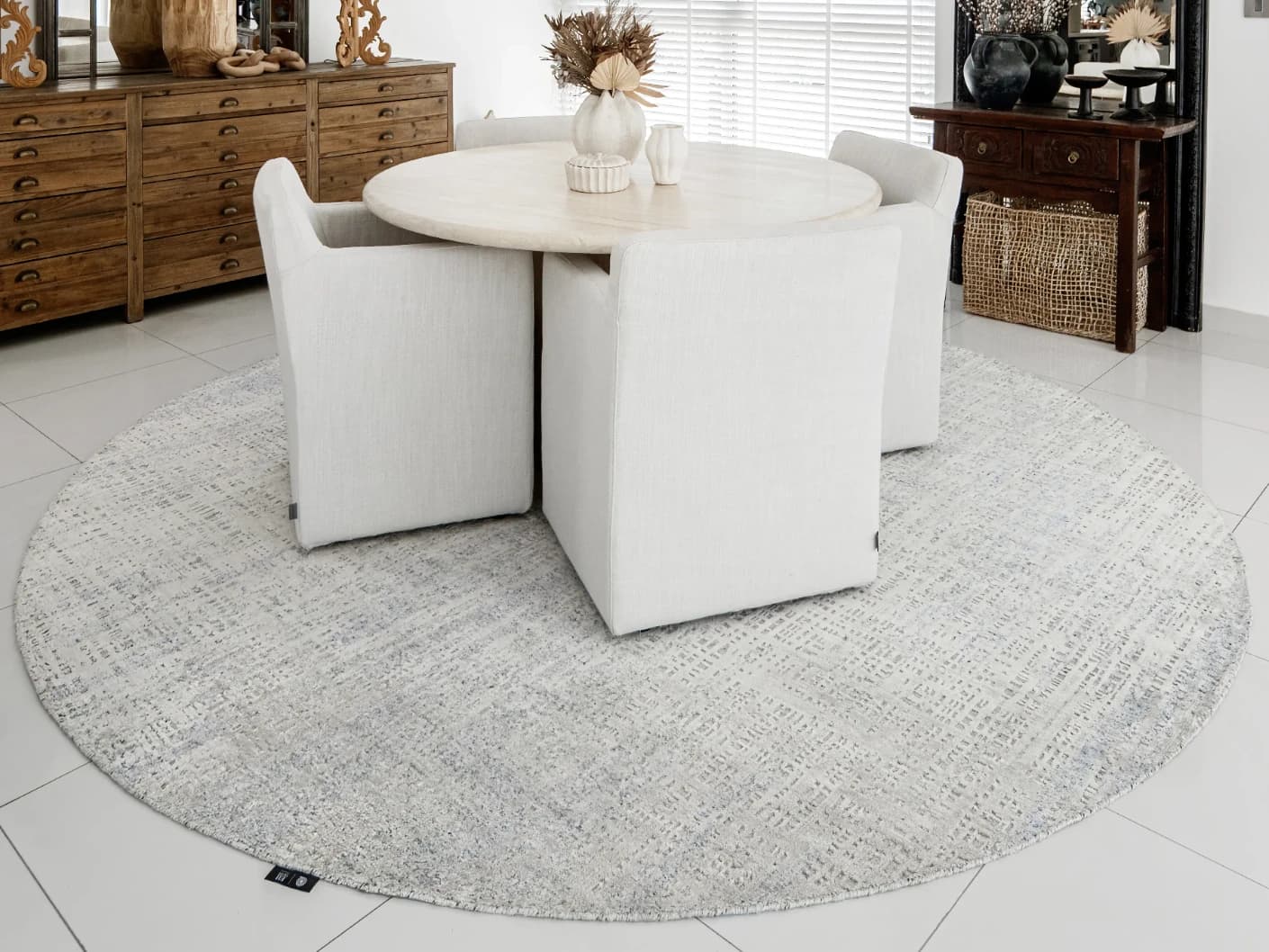 Eh Dillan Ocean Round carpet in blue, shown in a lifestyle front view