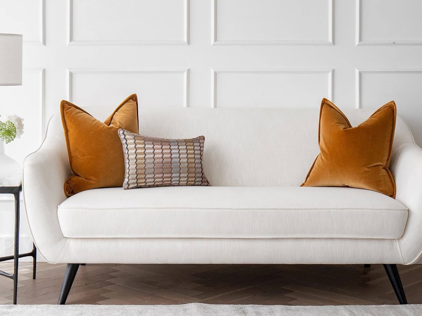 ellie-bundle-cushion-orange-silver-lifestyle-front-view-4x3-id-ar109105-v1-1