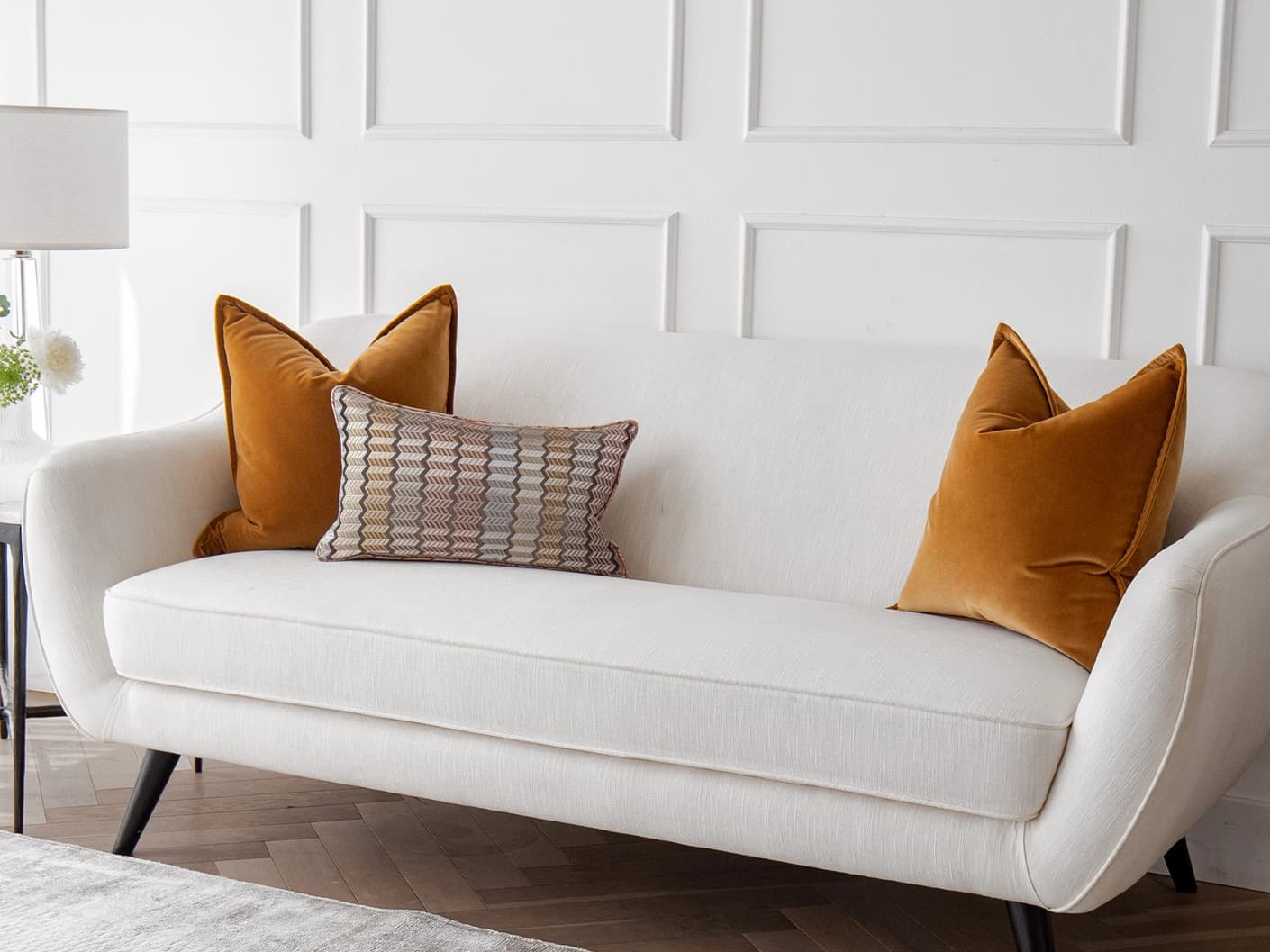 ellie-bundle-cushion-orange-silver-lifestyle-right-view-4x3-id-ar109107-v1