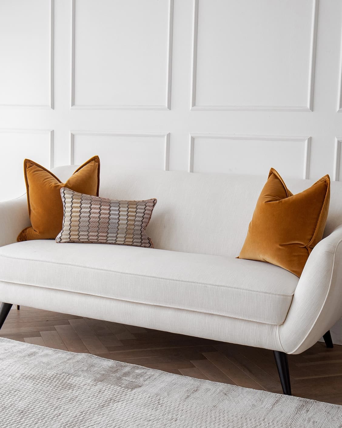 ellie-bundle-cushion-orange-silver-lifestyle-right-view-4x5-id-ar109107-v1