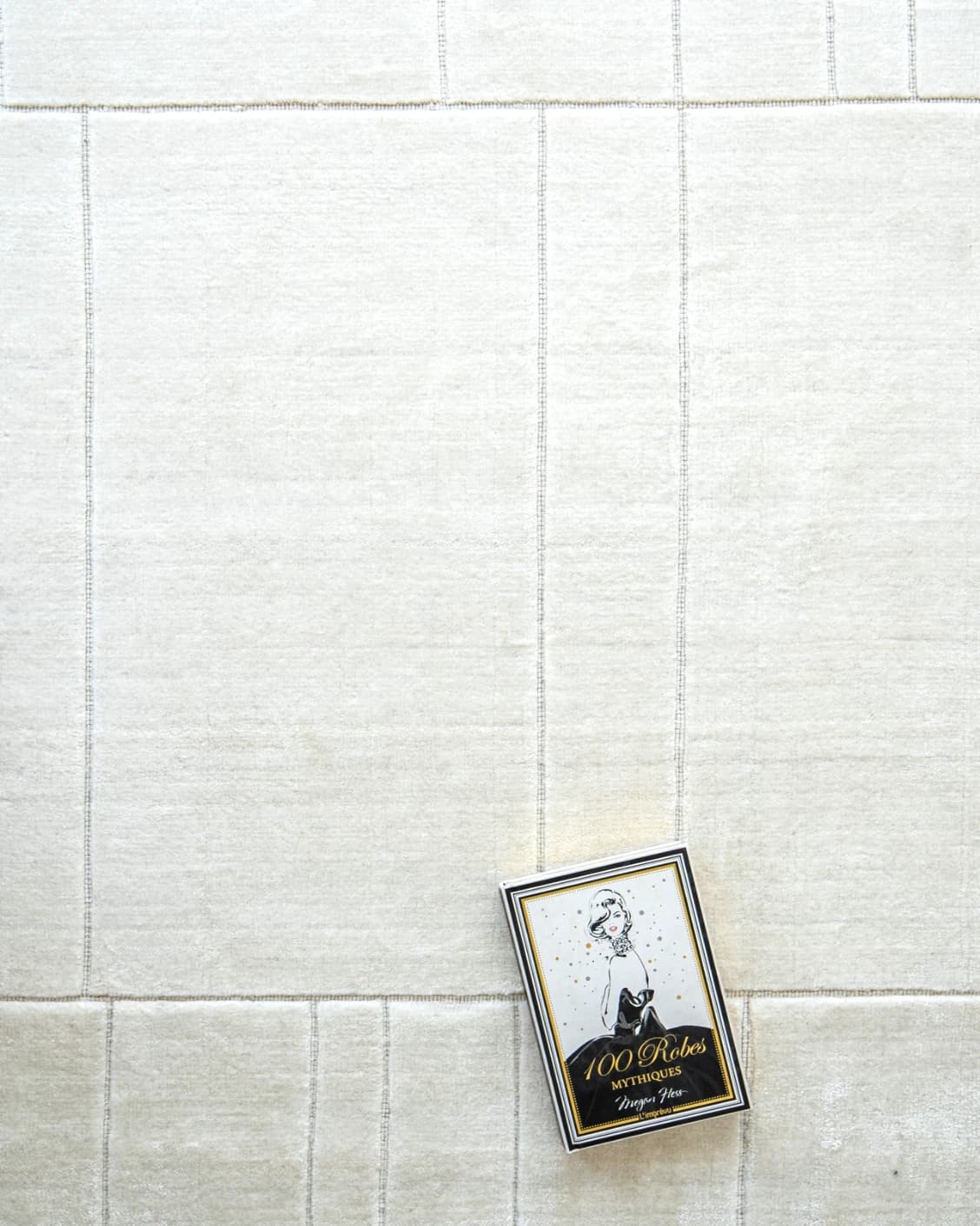 Elliot Bianca carpet in white and pearl, shown in a lifestyle top view as image 9