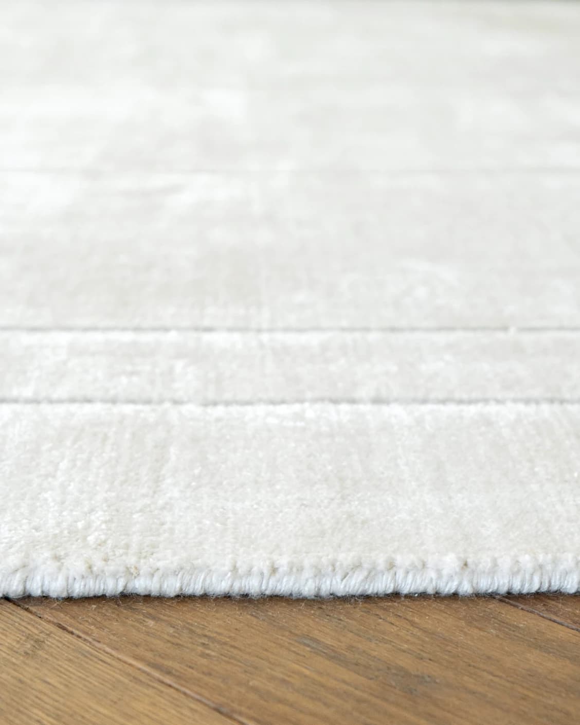Elliot Bianca carpet in white and pearl, shown in a product close-up as image 11