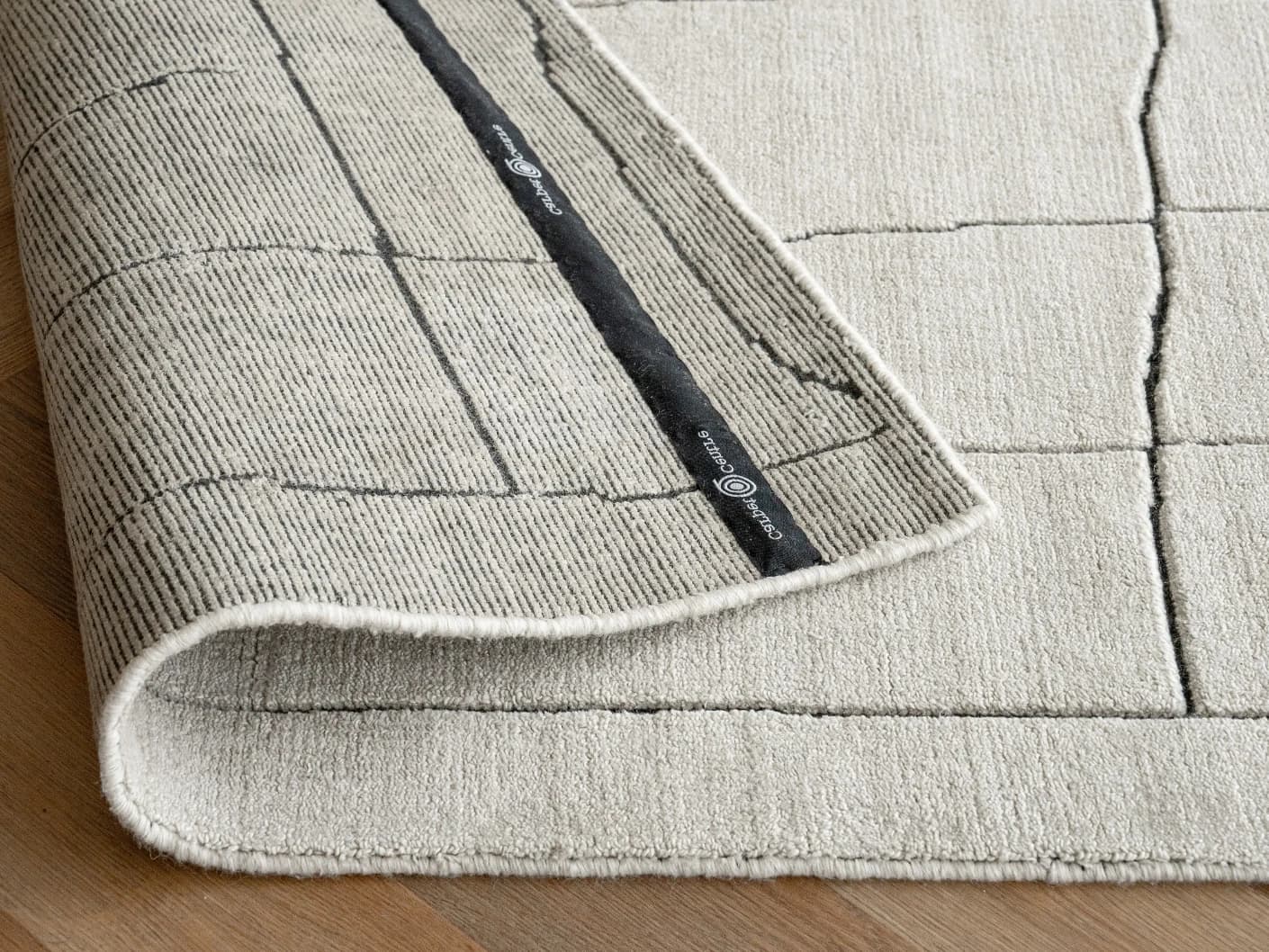 Emme Bianca Round carpets in off white, shown in a product close-up view