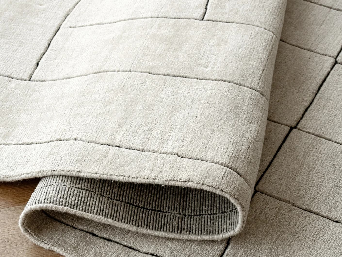 Emme Bianca Round carpets in off white, shown in a product close-up view