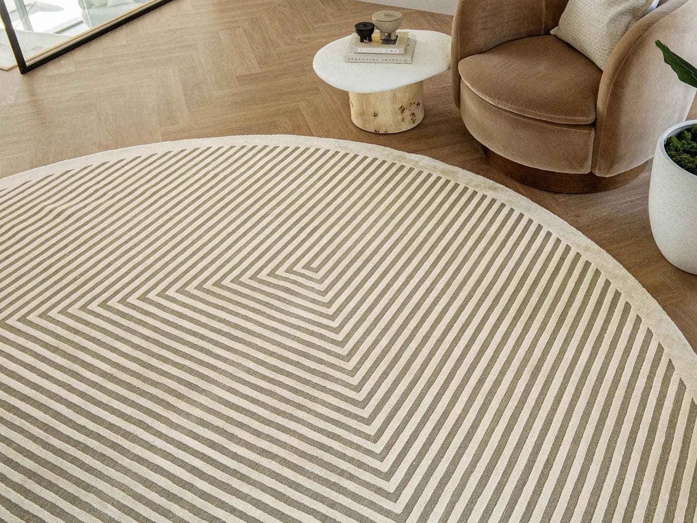 Harf Noon Sandy Round carpet in beige and ivory, shown in a lifestyle top view as image 4