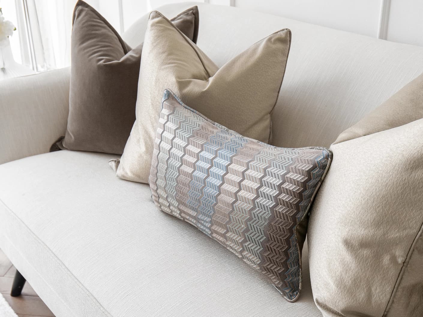 james-bundle-cushion-brown-blue-silver-beige-lifestyle-closeup-view-4x3-id-ar109264-v1