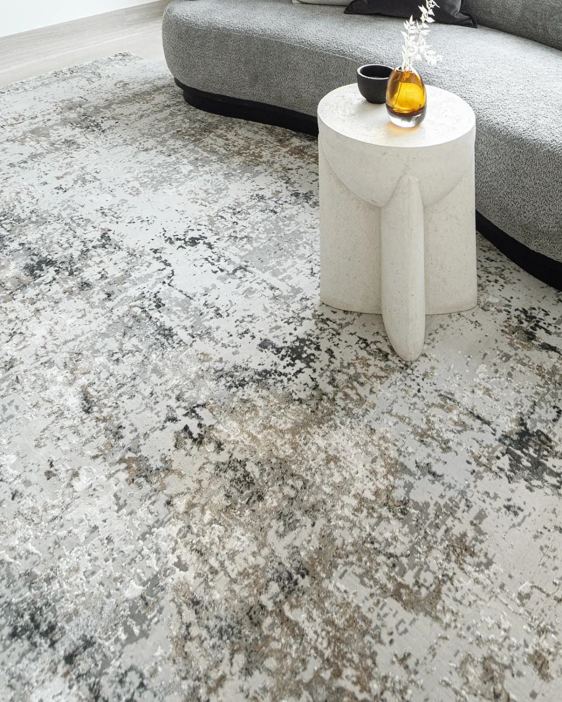 Jay Haywoods carpet in grey, shown in a lifestyle top view as image 7