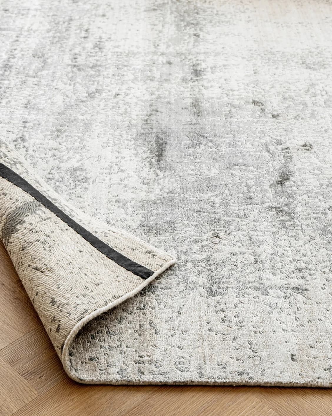 Liam Alba carpet in grey, shown in a product close-up as image 14