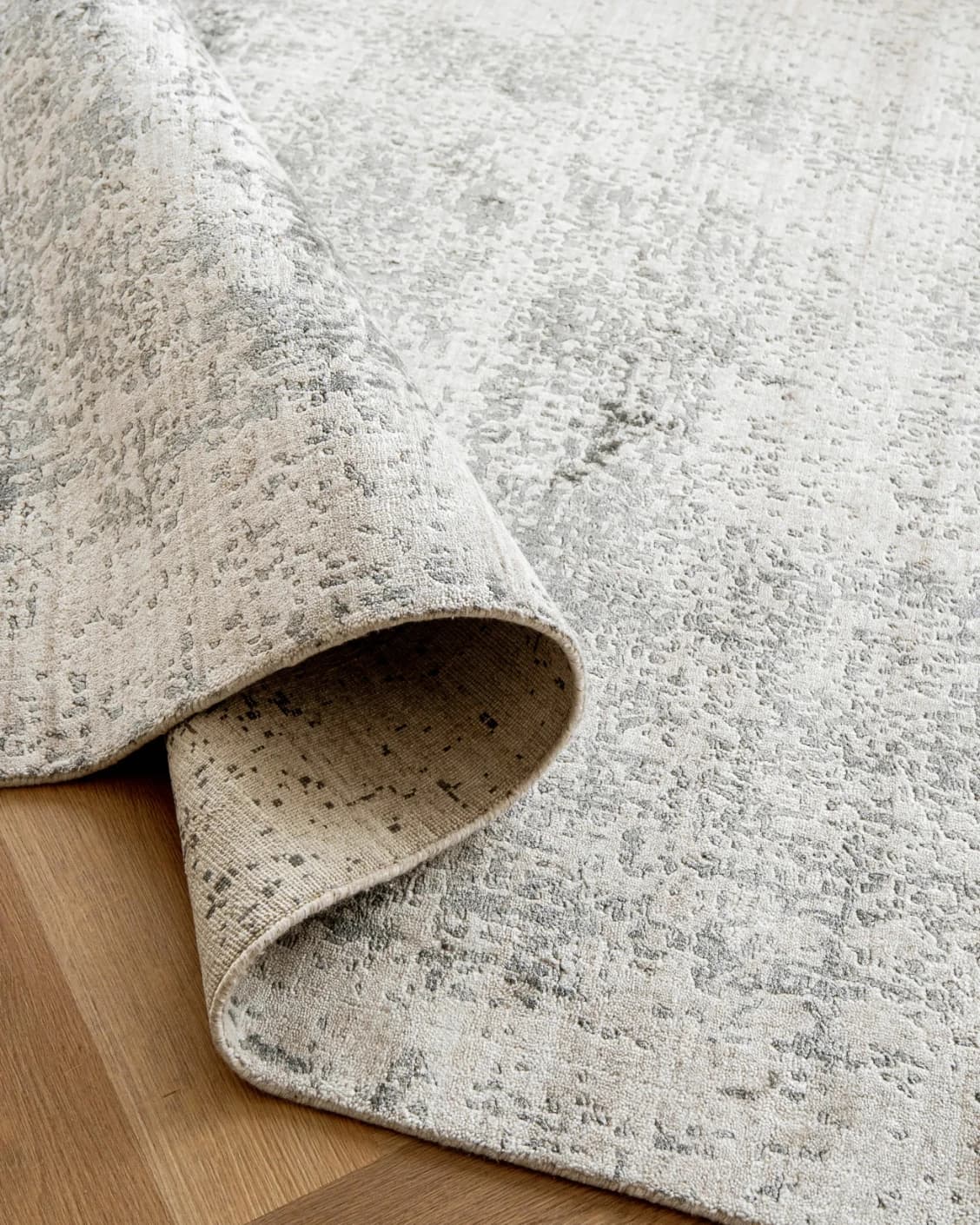Liam Alba carpet in grey, shown in a product close-up as image 15