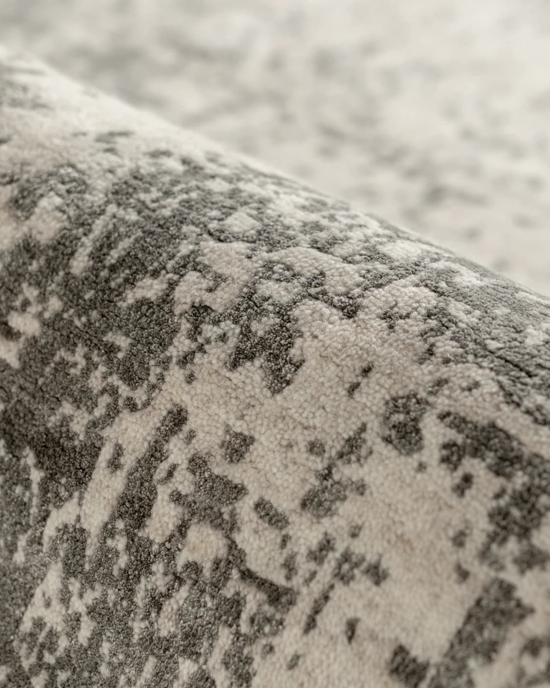 Liam Alba carpet in grey, shown in a product as image 16