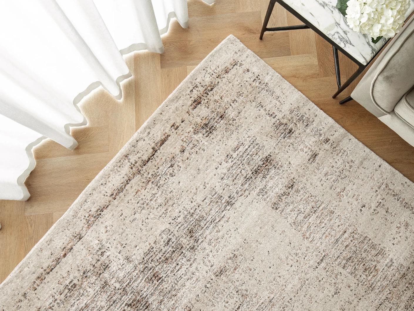 Liam Amber carpet in beige, shown in a lifestyle close-up as image 2