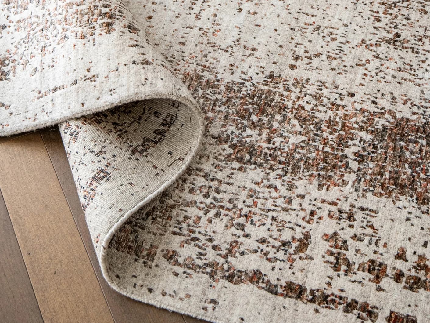 Liam Amber Round carpets in beige, shown in a product close-up view