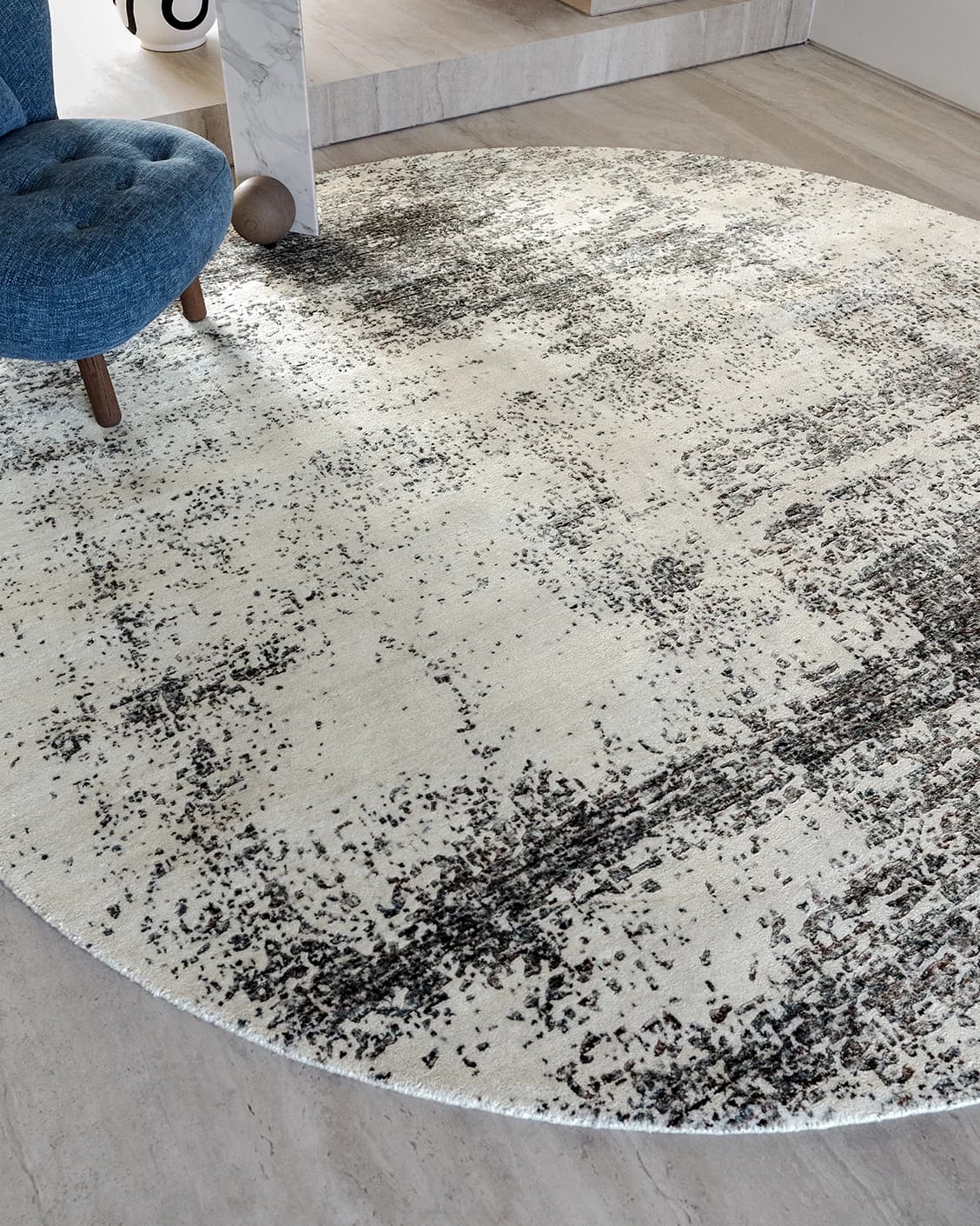 Liam Bianca carpets in grey, shown in a lifestyle close-up top view as image 1