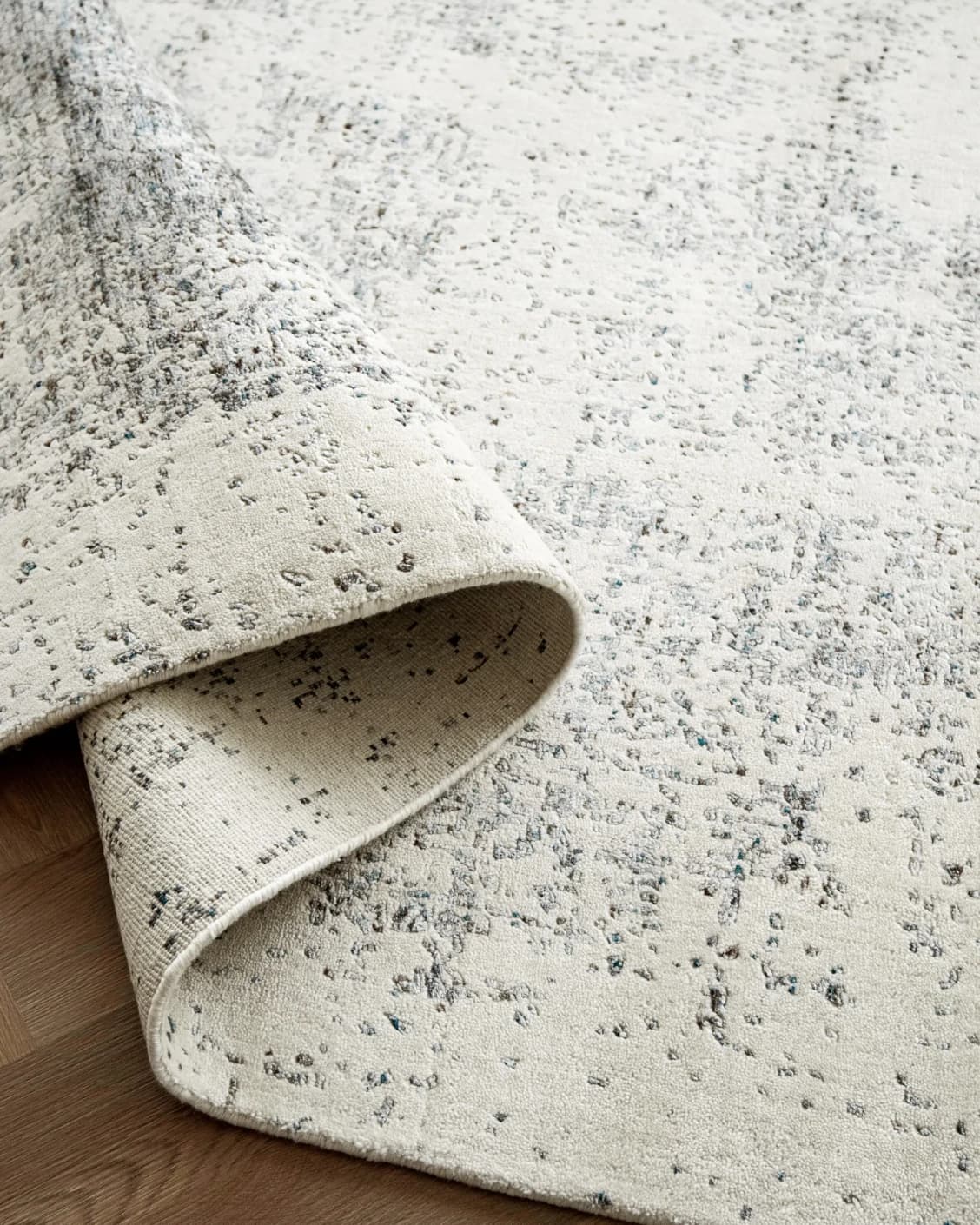 Liam Bianca carpet in grey, shown in a product close-up as image 12
