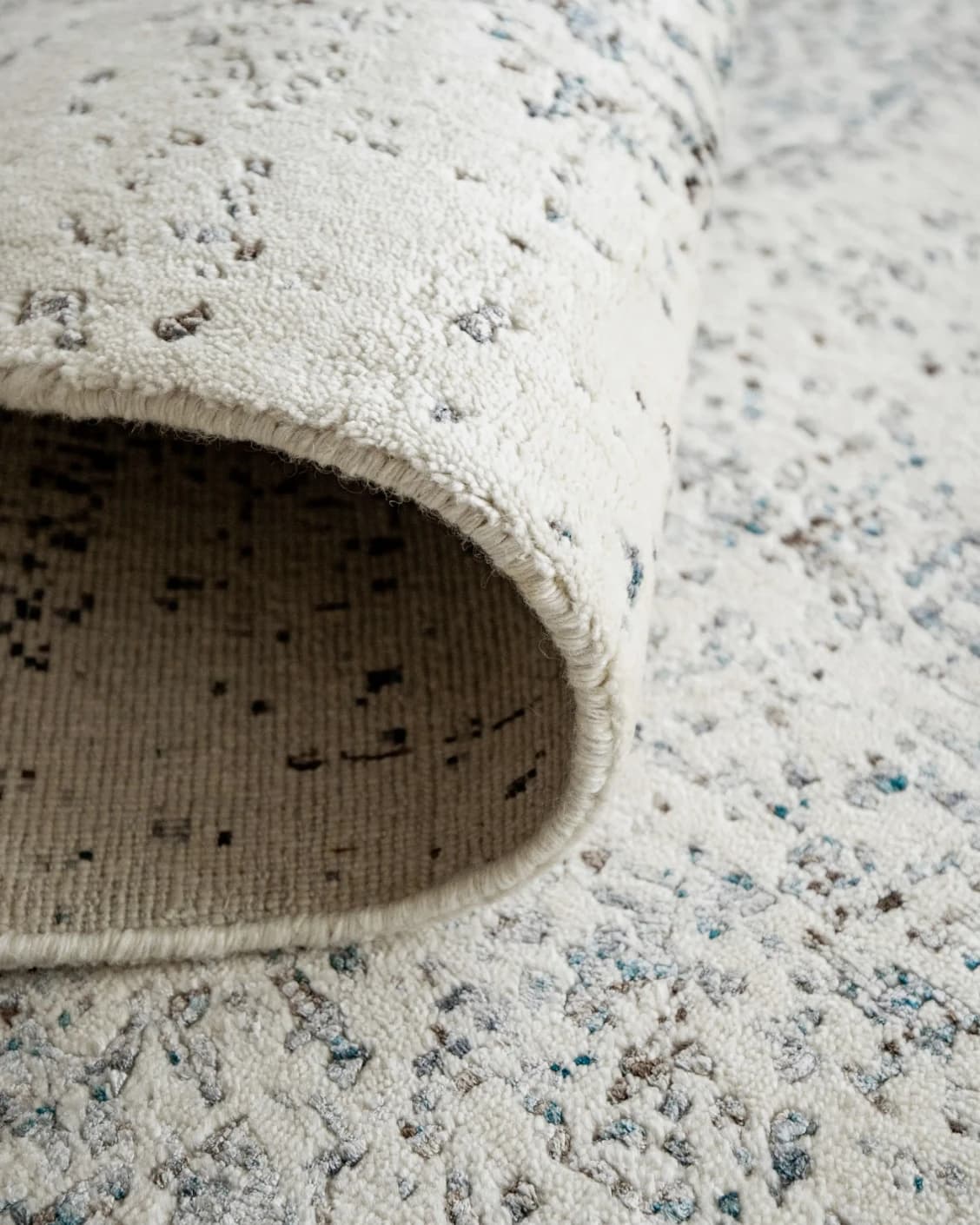 Liam Bianca carpet in grey, shown in a product close-up as image 13