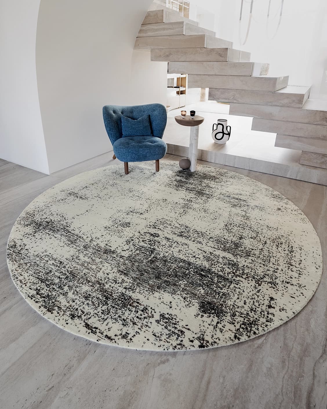 Liam Bianca Round carpet in grey, shown in a lifestyle front view as image 2