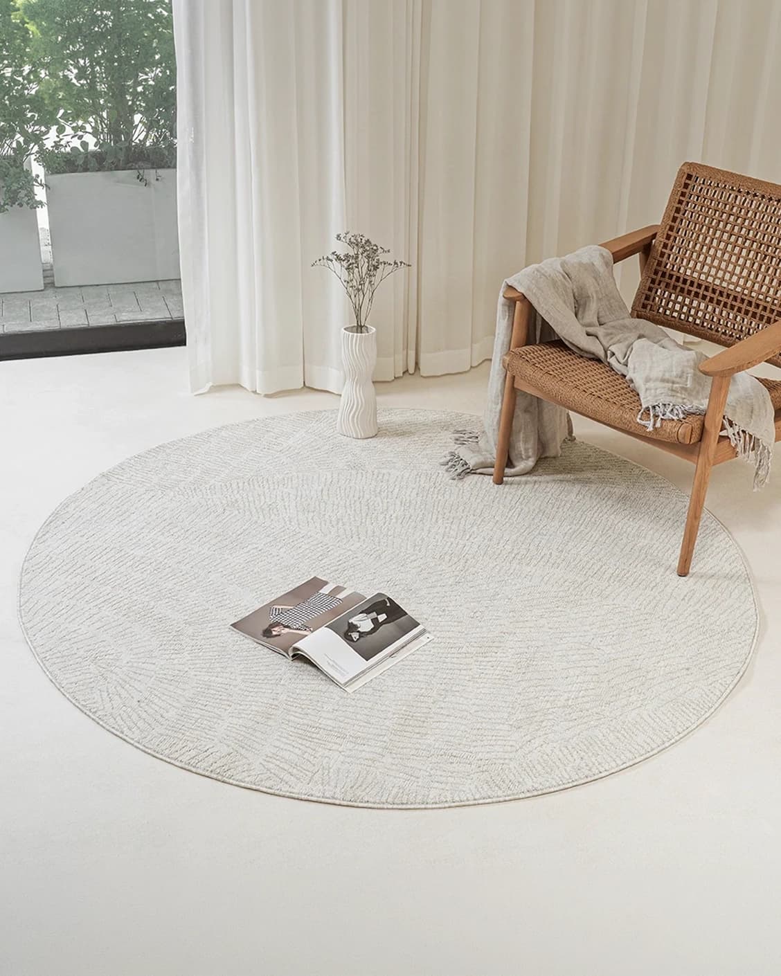 Link Sandy Round carpet in sandy and beige, shown in a lifestyle front view as image 2