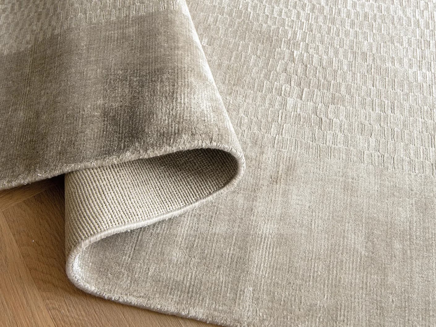 Luna Dune carpets in dune, taupe, brown and beige, shown in a product close-up view