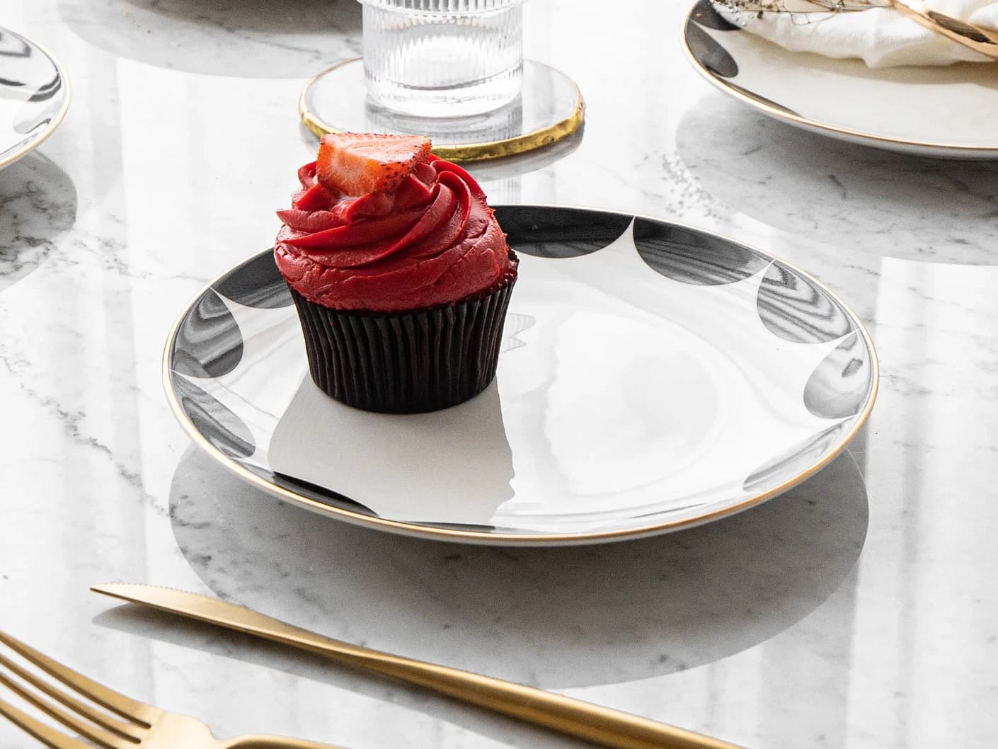 Malikka Viktoria plates in black and white, shown in a lifestyle left view
