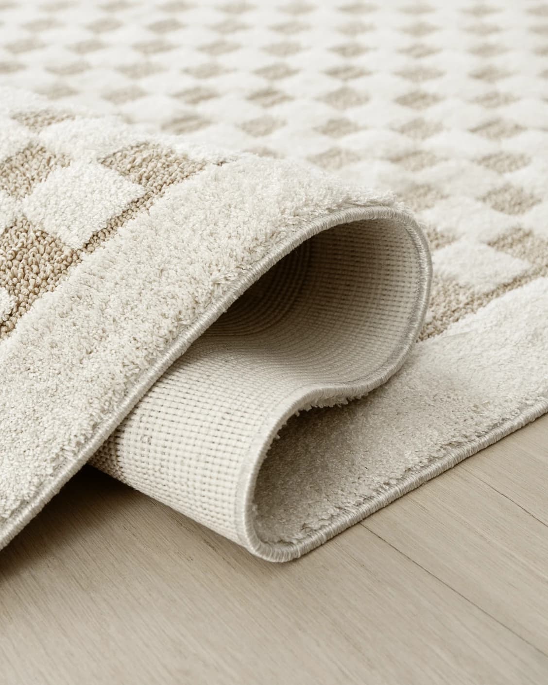 Milo Sandy Round carpet in sandy and beige, shown in a product close-up as image 5