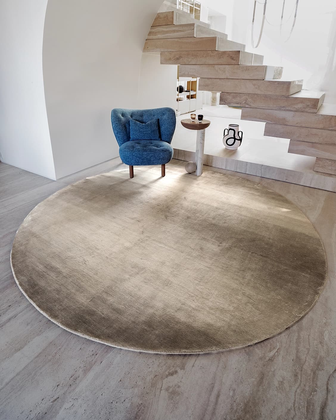 Oscar Ashton Round carpet in beige, shown in a lifestyle front view as image 2
