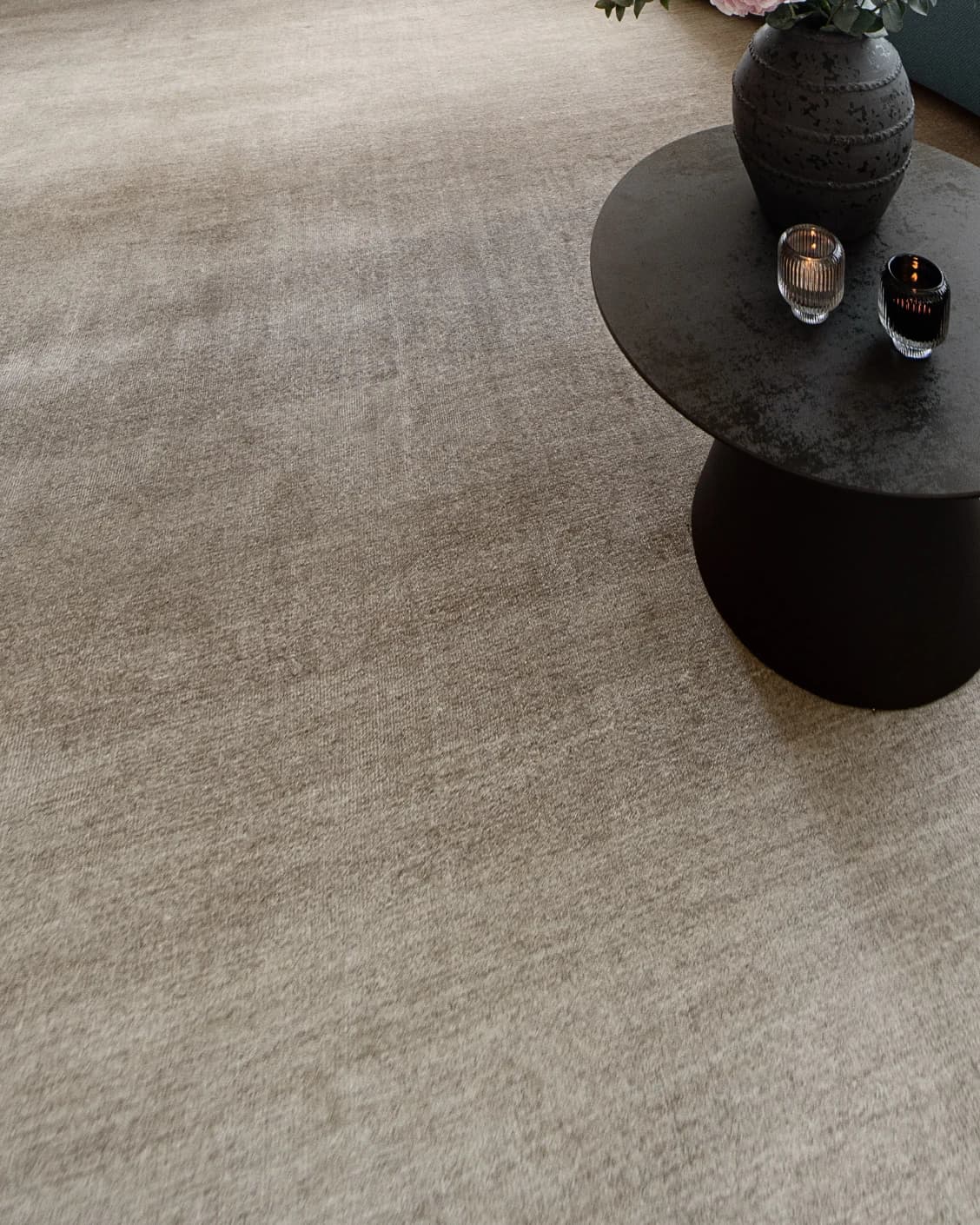 Oscar Dune carpet in beige, shown in a lifestyle close-up as image 4