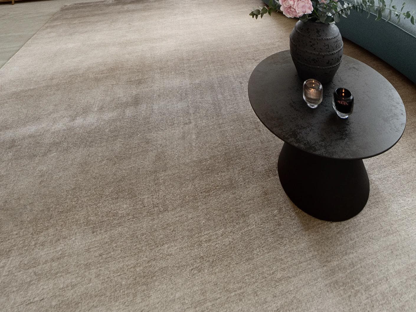 Oscar Dune carpet in beige, shown in a lifestyle close-up as image 4