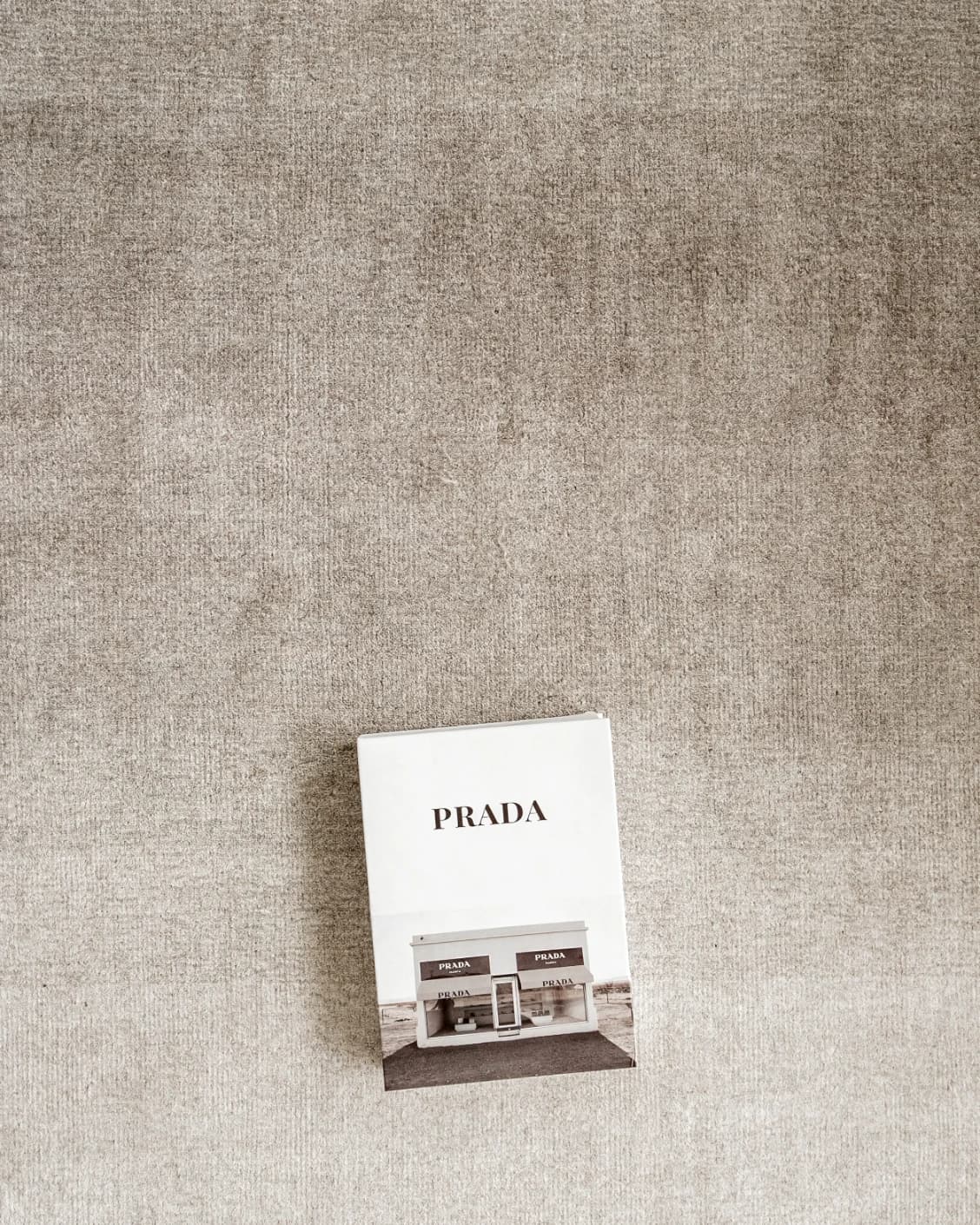 Oscar Dune Round carpet in dune and beige, shown in a lifestyle top view as image 5