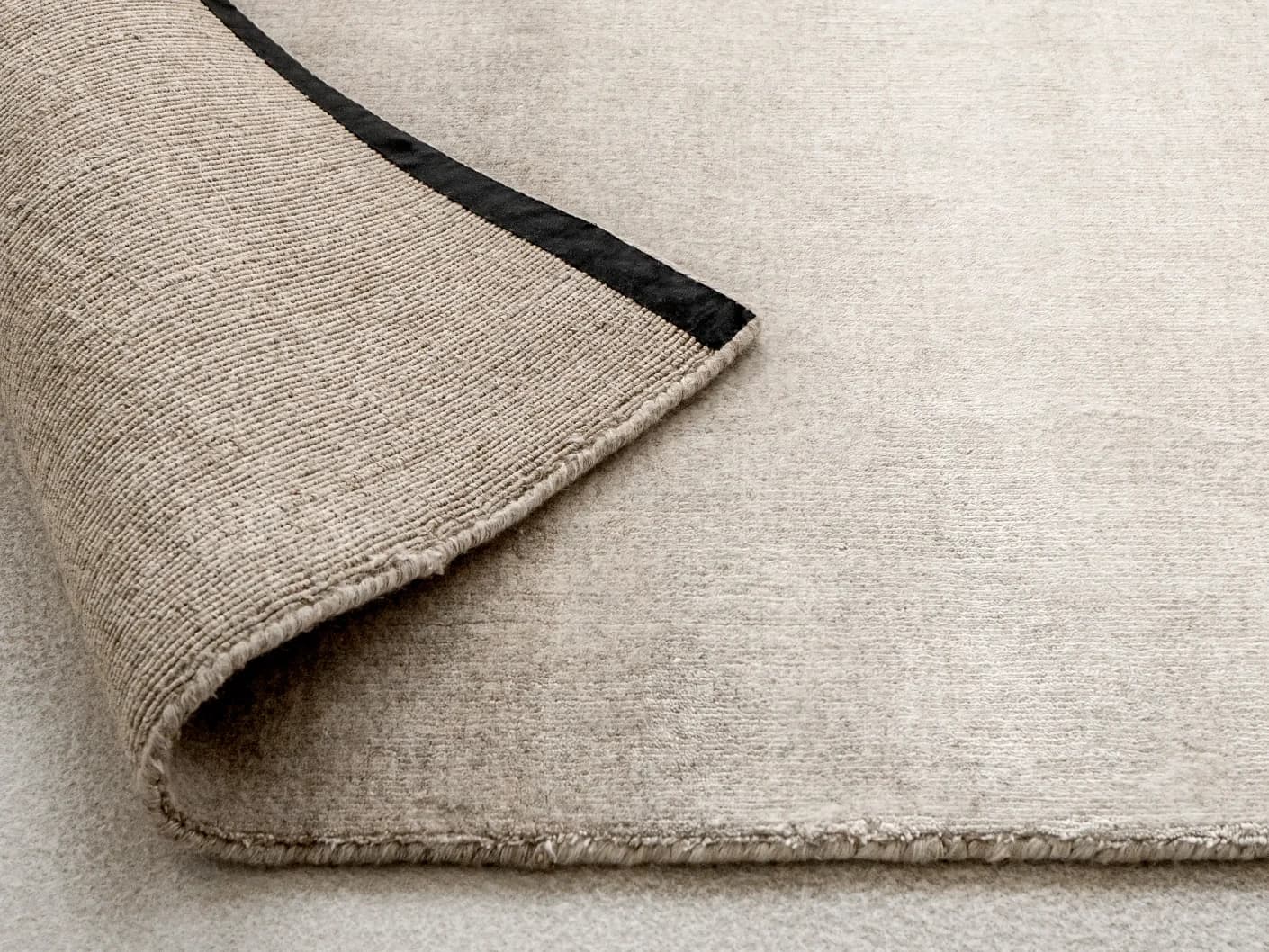 Oscar Dune Round carpets in dune and beige, shown in a product close-up view