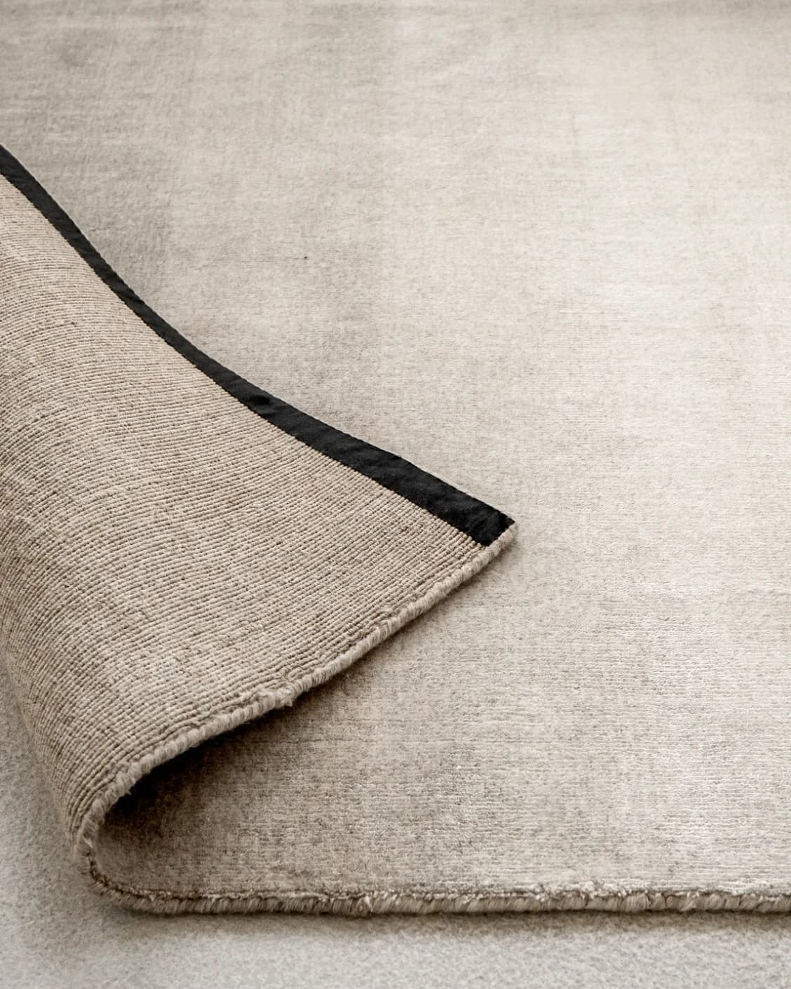 Oscar Dune carpet in beige, shown in a product close-up as image 10